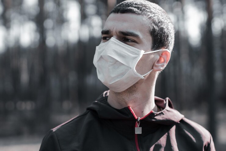 Foto close-up van een man met een masker die wegkijkt