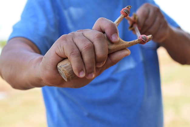 Close-up van een man met een sigaret in de hand