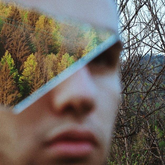 Foto close-up van een man met een spiegel in het park