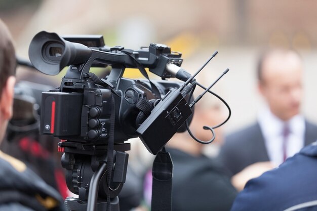 Close-up van een man met een thuisvideocamera