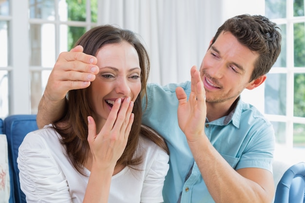 Close-up van een man verrassende vrouw in de woonkamer