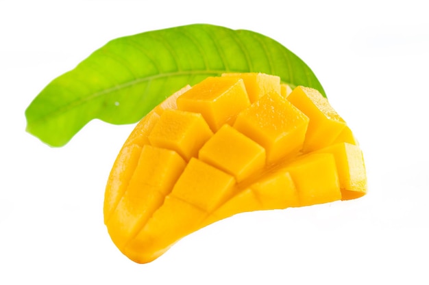 Close-up van een mango tegen een witte achtergrond