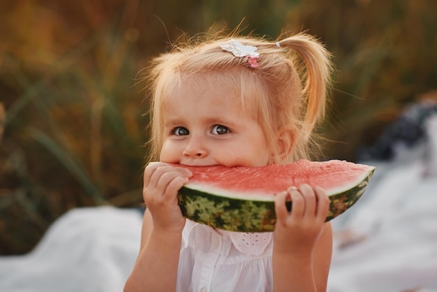 Close-up van een meisje dat watermeloen eet
