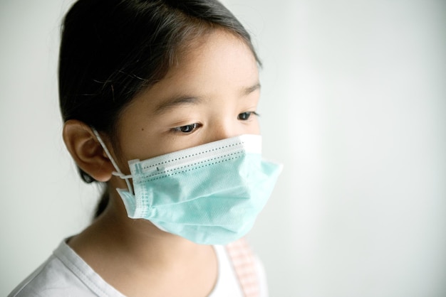Close-up van een meisje met een chirurgisch masker