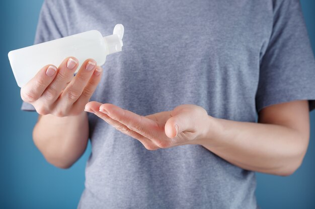 Close-up van een meisje met een desinfecterende gel in haar handen. Antiseptische behandeling van handen door bacteriën Sanitizer.