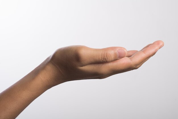 Foto close-up van een menselijke hand die op een witte achtergrond gebaren maakt