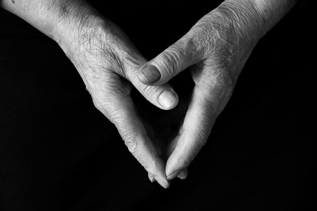 Foto close-up van een menselijke hand op een zwarte achtergrond