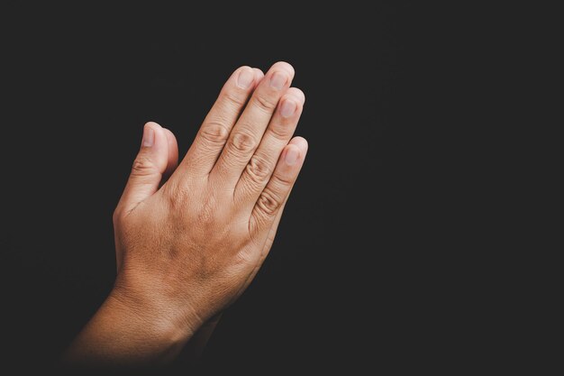 Close-up van een menselijke hand op een zwarte achtergrond