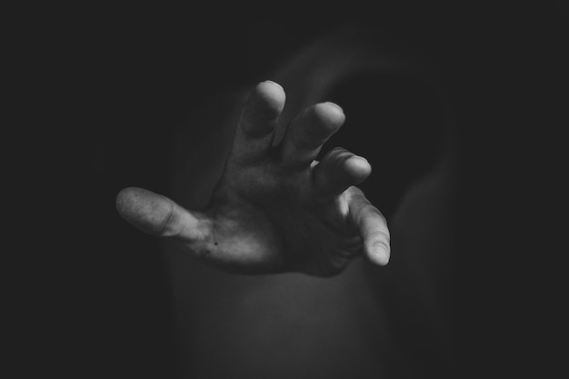 Close-up van een menselijke hand tegen een wazige achtergrond.