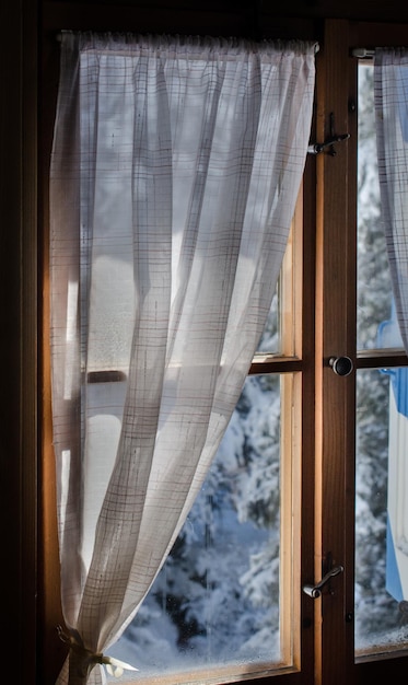 Foto close-up van een met sneeuw bedekt raam