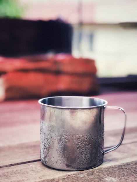 Foto close-up van een metalen container op tafel