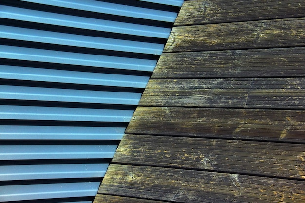 Close-up van een metalen en houten muur
