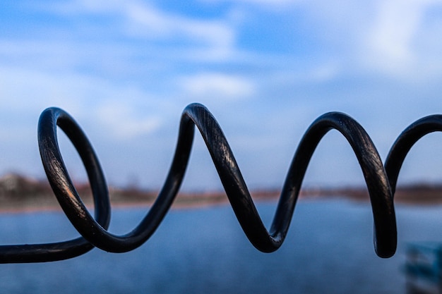 Foto close-up van een metalen hek tegen de lucht