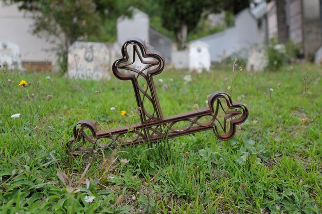 Foto close-up van een metalen ketting op het veld