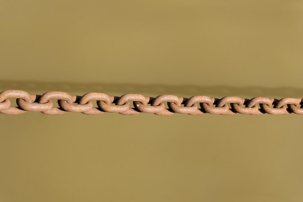 Foto close-up van een metalen ketting tegen de muur