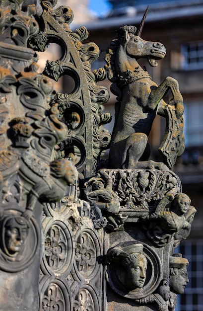 Close-up van een metalen standbeeld
