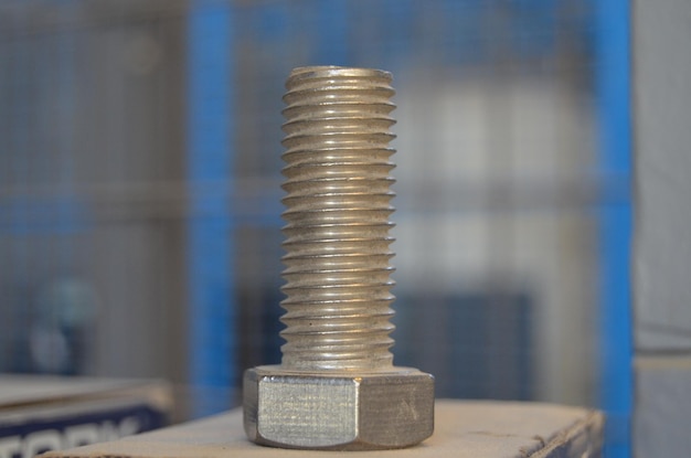 Foto close-up van een metalen stapel op tafel