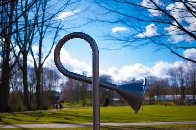 Foto close-up van een metalen structuur in het park tegen de lucht