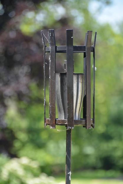 Foto close-up van een metalen structuur op een grasveld