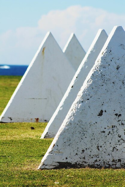 Close-up van een metalen structuur op het veld tegen de lucht