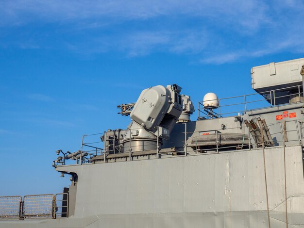 Close-up van een militair patrouille schip Decks en wapens Grijze kleur Fleet oefeningen