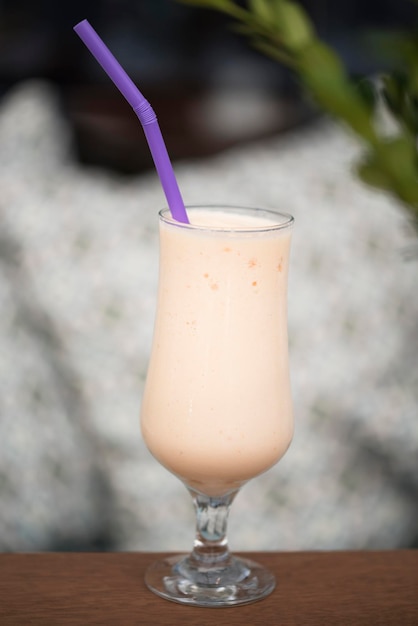 Close-up van een milkshake in een glas op tafel