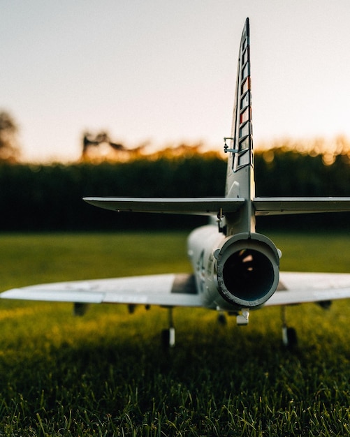 Foto close-up van een modelvliegtuig op de landingsbaan tegen de lucht