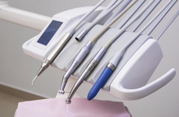 Close-up van een moderne polijstmachine van tandartshulpmiddelen met onscherpe achtergrond. tandarts kamer