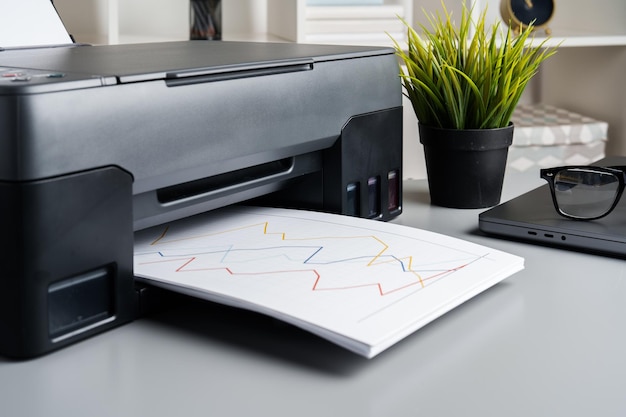 Close-up van een moderne printer in het kantoor