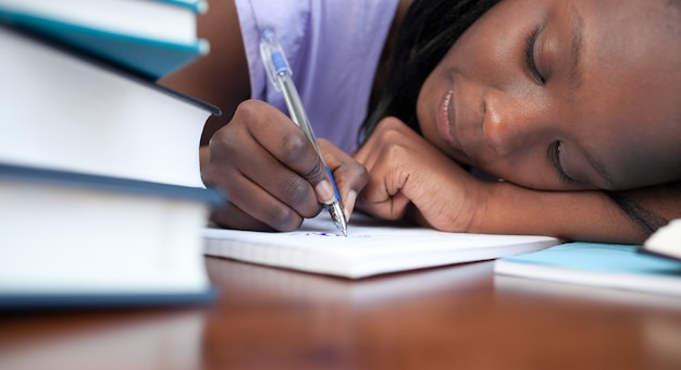 Close-up van een moe Afro-Amerikaanse tiener meisje studeren