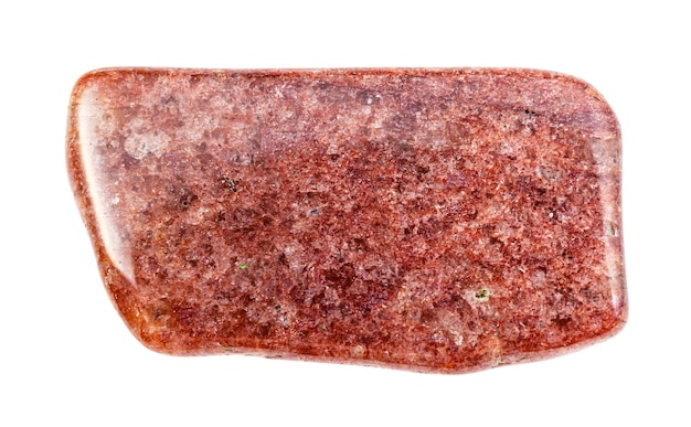 Close-up van een monster van een natuurlijk mineraal uit een geologische verzameling gepolijst rood Aventurine gesteente geïsoleerd op witte achtergrond
