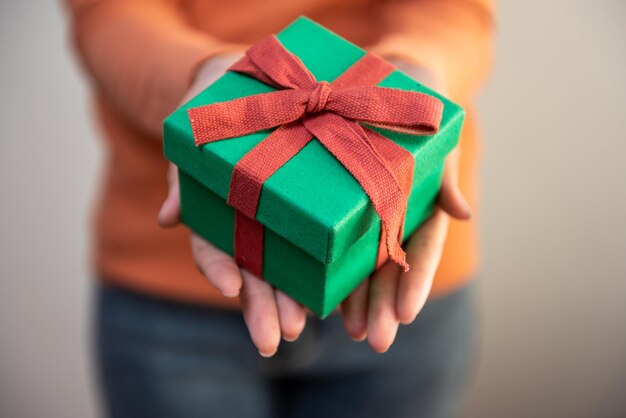 Close-up van een mooi verpakte kerstcadeaudoos in de hand Kersttijdconcept