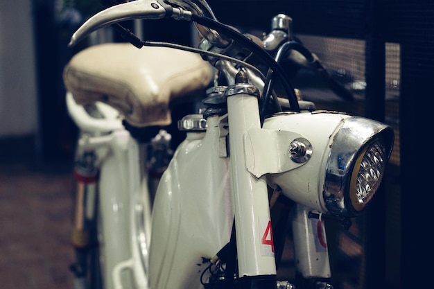Close-up van een motorfiets in de garage