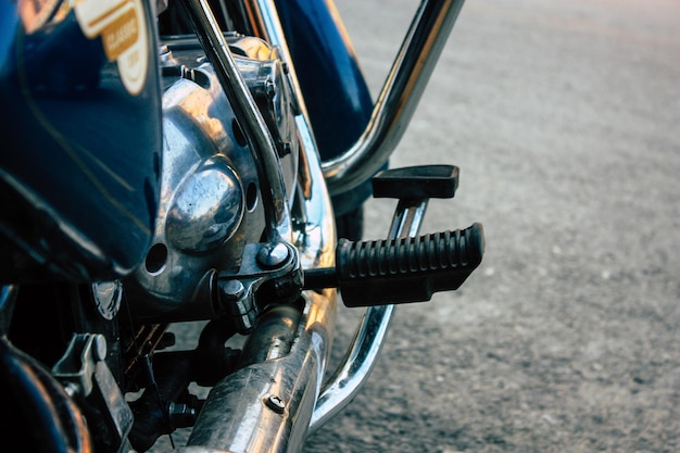 Foto close-up van een motorfiets op de weg