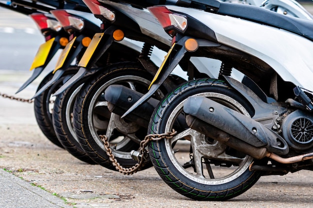 Foto close-up van een motorfiets op de weg