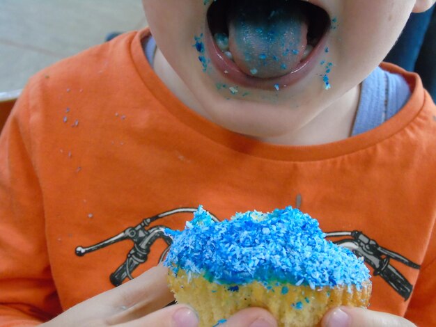 Foto close-up van een muffin in de hand