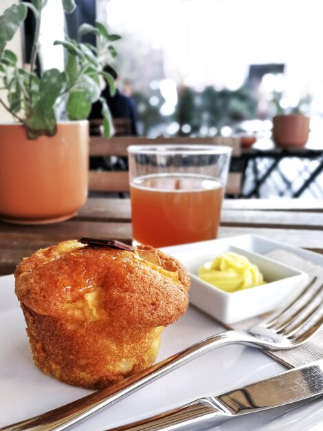 Foto close-up van een muffin in een bord op tafel in een café