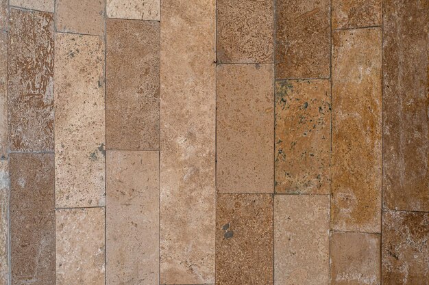 Close-up van een muur bekleed met bruinroze marmeren tegels