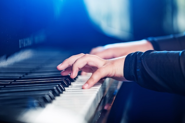 Close-up van een muzikant die een pianotoetsenbord bespeelt