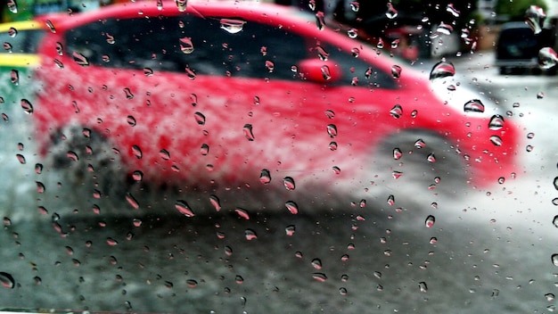 Close-up van een nat glasvenster in het regenseizoen