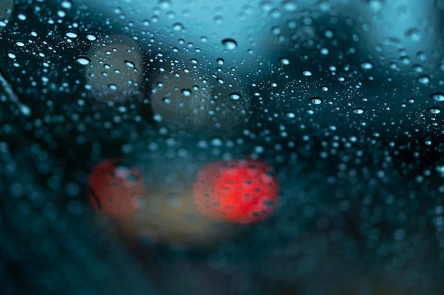 Close-up van een nat glasvenster tijdens het regenseizoen