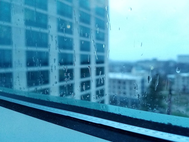 Close-up van een nat raam in het regenseizoen