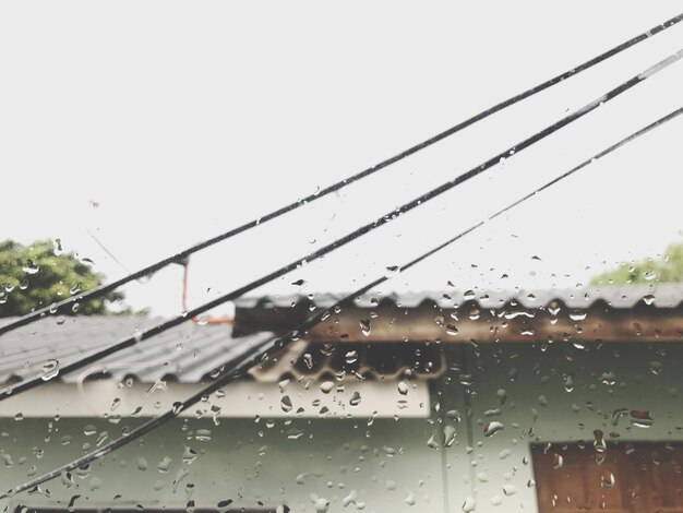 Foto close-up van een nat raam tijdens het regenseizoen