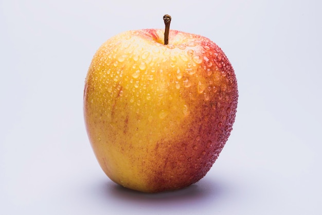 Close-up van een natte appel op een witte achtergrond