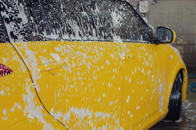 Foto close-up van een natte gele auto