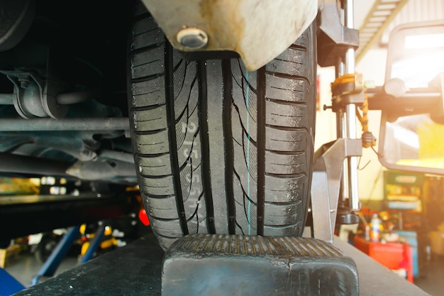 Close-up van een nieuw bandenprofiel van een auto in een autobandenwinkel, auto-onderhoudsservice bedrijfsconcept