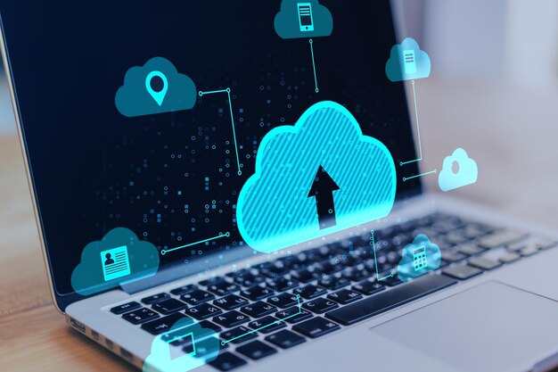 Close-up van een notebook op het bureaublad met abstracte digitale wolk op wazige achtergrond Cloud computing database en technologie concept
