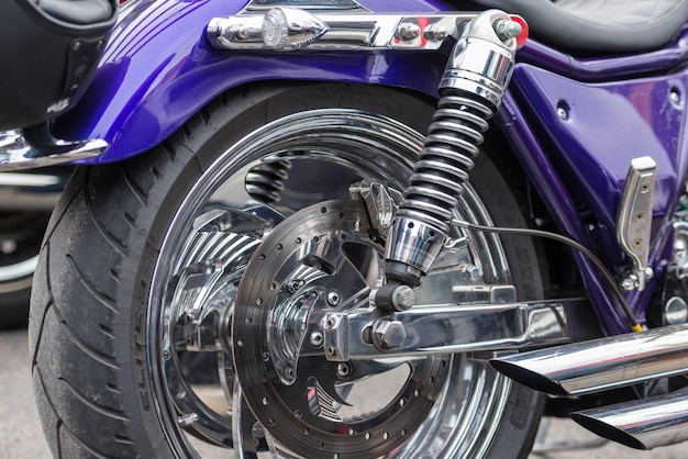 Close-up van een op de weg geparkeerde motorfiets