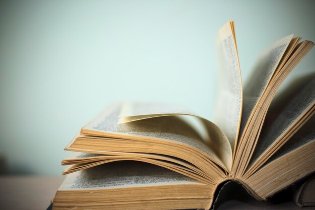 Foto close-up van een open boek op tafel