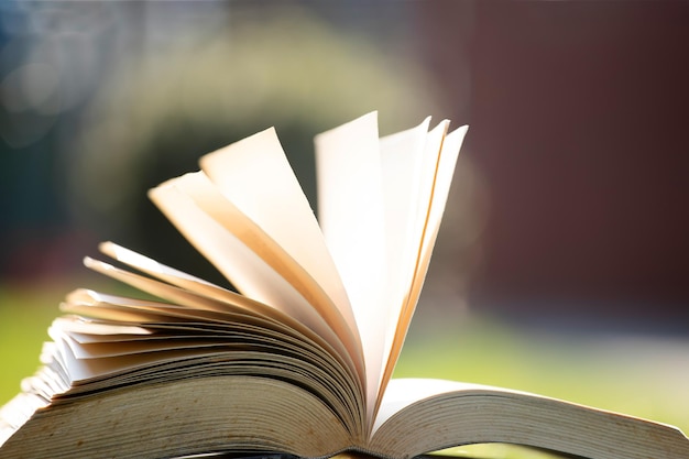 Foto close-up van een open boek op tafel